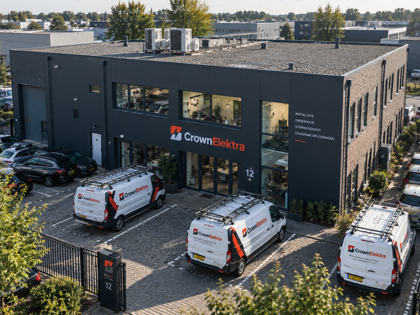 CrownElektra-bedrijfspand met servicewagens en elektriciens door heel Nederland